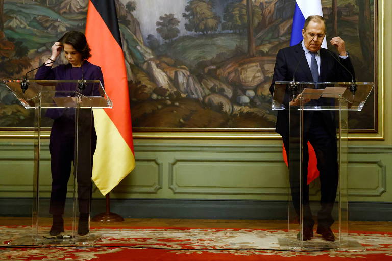 A ministra das Relações Exteriores da Alemanha, Annalena Baerbock, e o chanceler da Rússia, Serguei Lavrov, em entrevista coletiva após encontro em Moscou