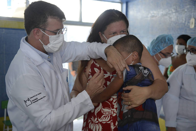 O secretário municipal de Saúde do Rio, Daniel Soranz, aplica a primeira dose da vacina contra Covid-19 em criança na cidade