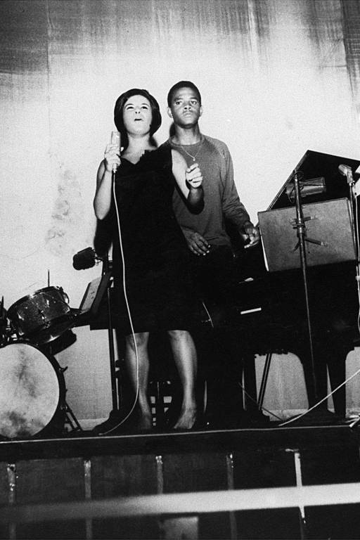 Elis Regina e Jair Rodrigues durante apresentação do programa 'O Fino da Bossa', no teatro Paramount, atual Teatro Renault, em São Paulo