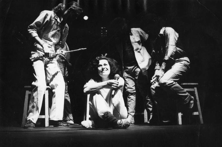 A cantora Elis Regina durante o show 'Saudades do Brasil', no teatro Tuca, em São Paulo