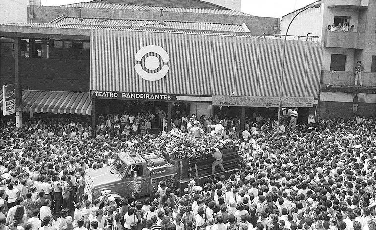 Carro do corpo de bombeiro levando o corpo de Elis Regina, em frente ao Teatro Bandeirantes, em São Paulo; cantora foi sepultada no Cemitério do Morumby