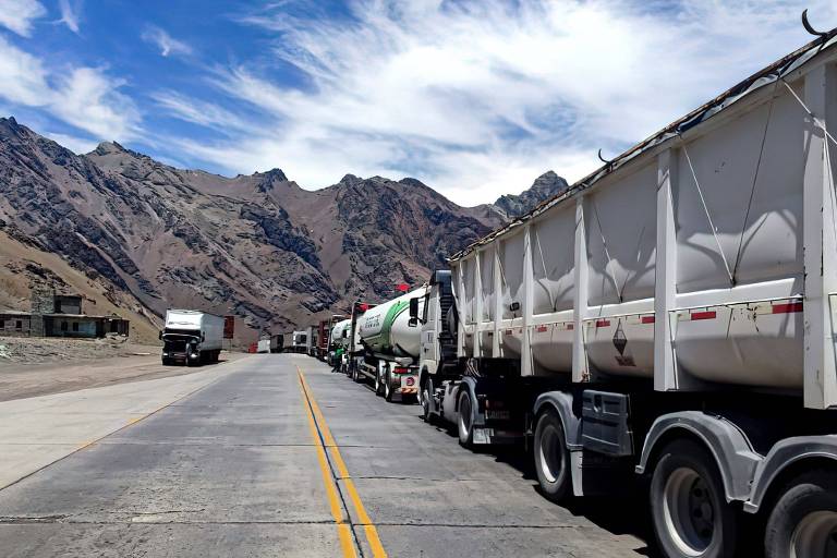 Teste de Covid provoca fila de 2.000 caminhões na fronteira da Argentina com o Chile