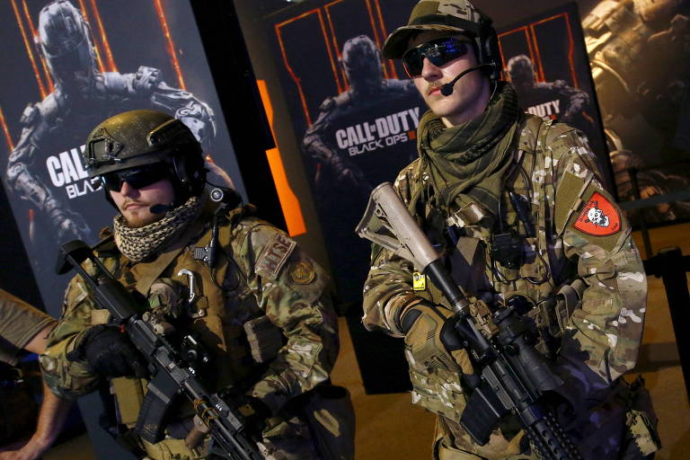 Homens com uniformes de soldados do jogo Call of Duty em feira de games, na Alemanha