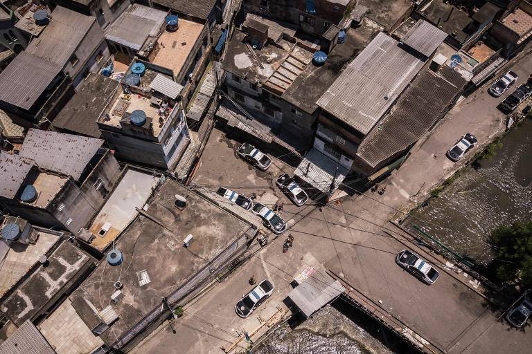 Oito meses após ter vivido a operação mais letal da história do Rio, o Jacarezinho acordou com agentes das polícias Civil e Militar nas ruas