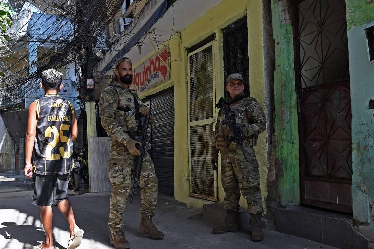 Integrantes de um grupo de operações especiais da Polícia Civil patrulham ruas de Jacarezinho, no Rio de Janeiro