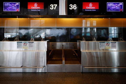 The check-in counter for Emirates airlines stands empty at Logan Airport, after the airline cancelled all flights from the airport because of concerns about 5G networks interfering with some airplane instruments according to local media, in Boston, Massachusetts, U.S., January 19, 2022.   REUTERS/Brian Snyder ORG XMIT: PPP-BKS01