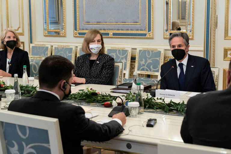 O secretário de Estado dos EUA, Antony Blinken, conversa com presidente ucraniano, Volodimir Zelenski, de costas, em Kiev, na Ucrânia
