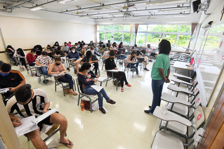 Vestibulandos são observados por aplicadora de prova no vestibular 2022 da Unicamp