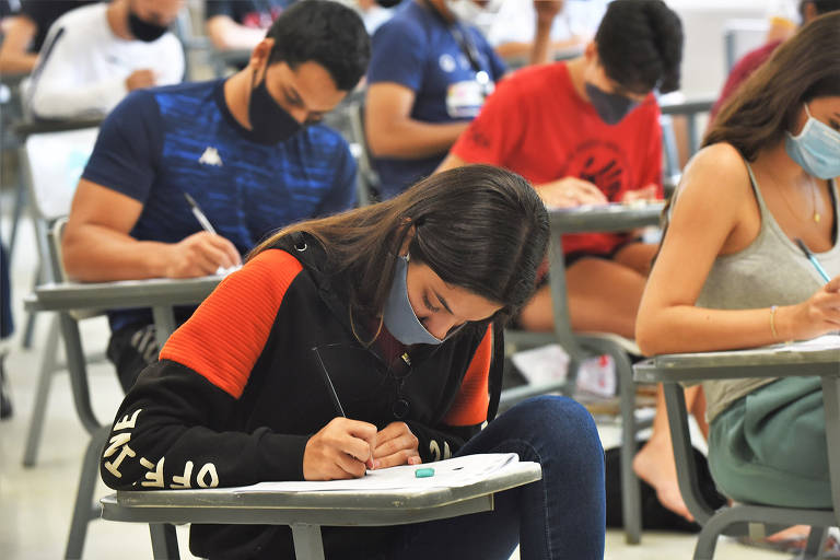 Jovens fazem prova do vestibular 2022 da Unicamp, em Campinas