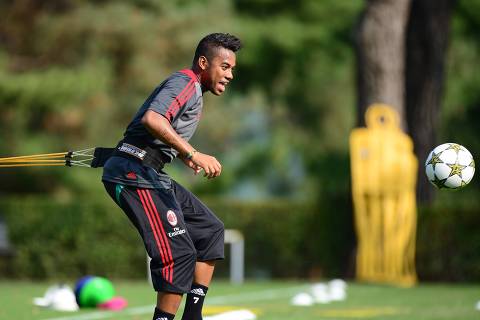ORG XMIT: OLM260 AC MIlan's Brazilian forward Robinho takes part in a special training while recovering from an injury during a training session of the AC Milan on the eve of their Champions league match against Anderlecht on September 17, 2012 at the AC Milan training Center 