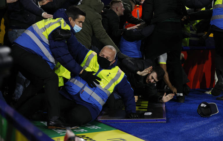 Segurança de Leicester x Tottenham no chão durante a comemoração de gol do time visitante no Campeonato Inglês