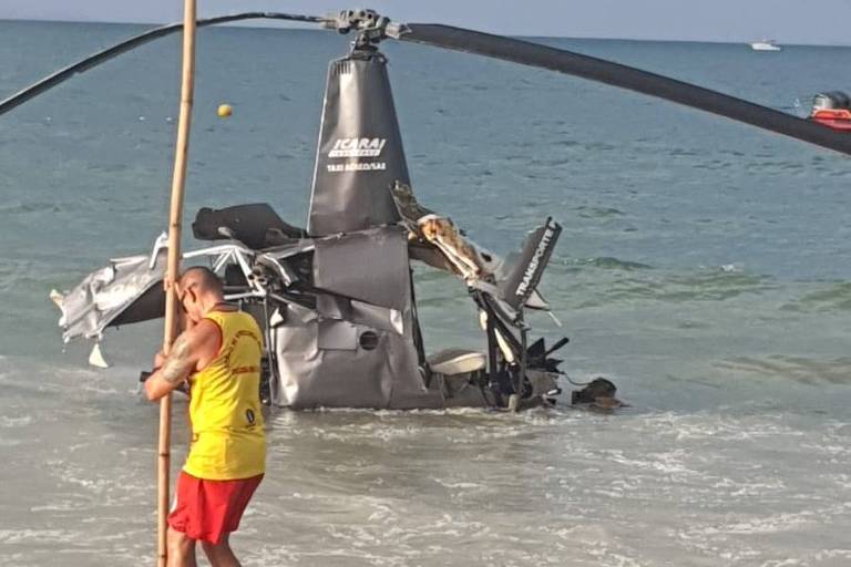 Helicóptero cai no mar em Florianópolis e deixa três feridos