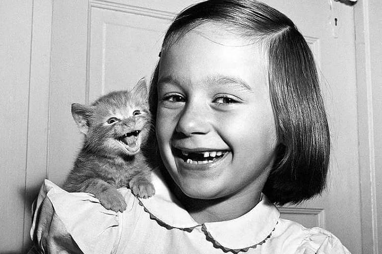 Como lidar com esses sorrisos? Essa é Paula, filha do fotógrafo Walter Chandoha, com seu jovem gatinho em um retrato feito pelo pai. Long Island, Estados Unidos. 1955.