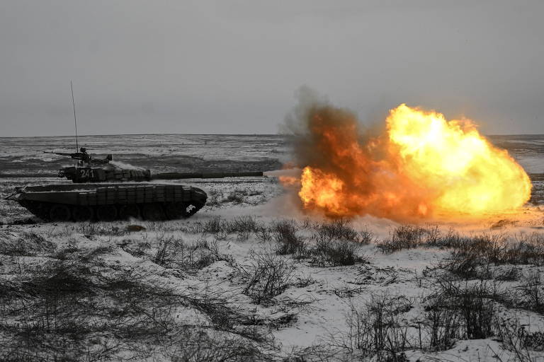 Tanque de guerra russo dispara durante exercícios de combate na cordilheira Kadamovski, na região sul de Rostov, na Rússia, próximo à fronteira com a Ucrânia


