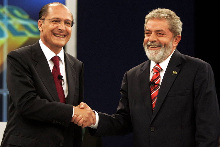 Geraldo Alckmin (PSDB) e Lula (PT) cumprimentam-se antes de debate em 2006; os dois sorriem e vestem terno e gravata