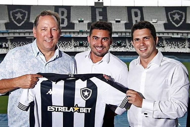 John Textor (esq.), Thairo Arruda e Danilo Caxeiro (dir.) com a camisa do Botafogo