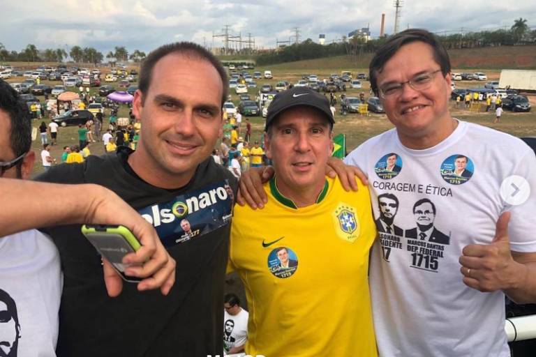 Eduardo Bolsonaro, João José Tafner e Marcus Dantas posam para foto