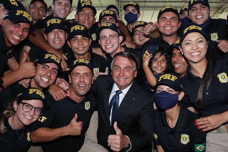 O presidente Jair Bolsonaro posa para foto rodeado por agentes da Polícia Rodoviária Federal