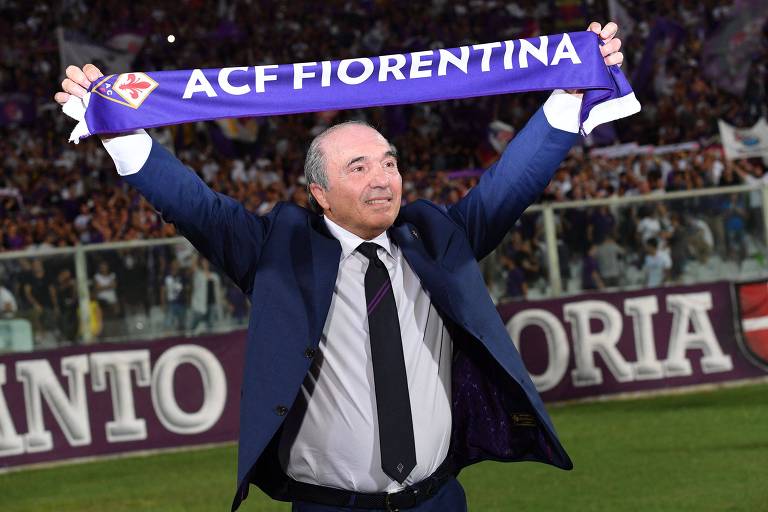 Rocco Commisso com um cachecol da Fiorentina antes de partida contra o Napoli, em 2019