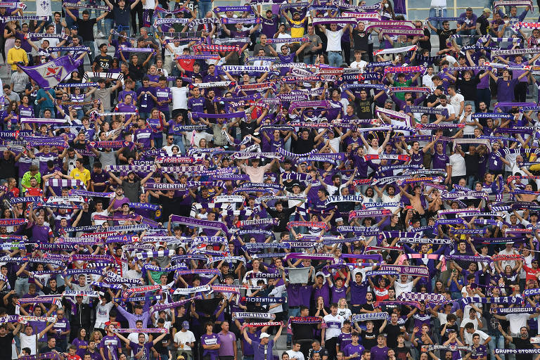 Torcedores da Fiorentina exibem cachecóis do clube no estádio Artemio Franchi, em Florença