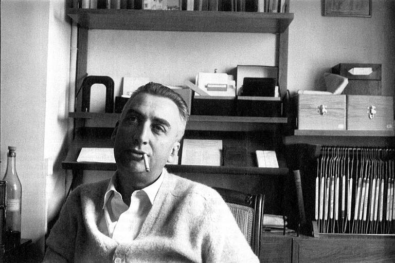 O semiólogo francês Roland Barthes, em 1963, fotografado por Henri Cartier-Bresson