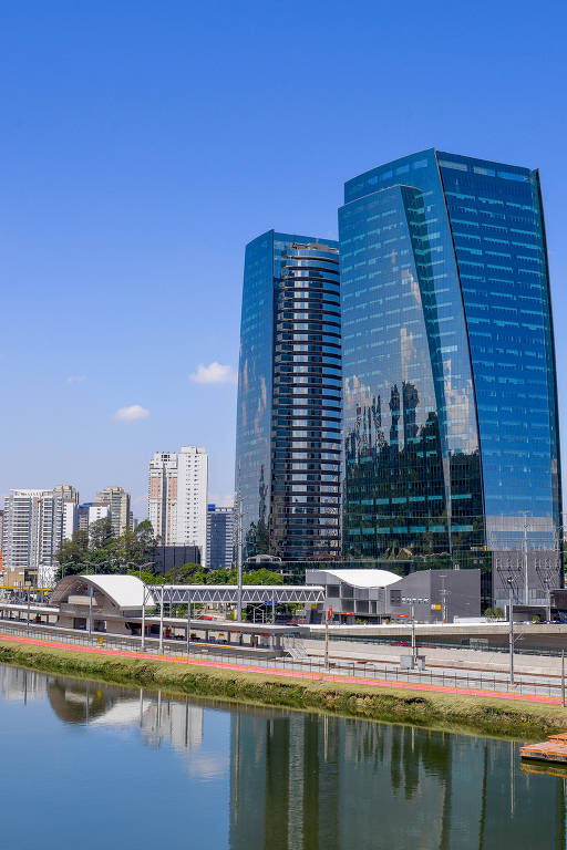Complexo 17007 Nações, desenvolvido pela Brookfield, que tem certificação Leed Gold e está obtendo os selos Well, de bem-estar, e Guia de Rodas, de acessibilidade; estação da CPMT em frente ao prédio foi doada pela incorporadora e gestora