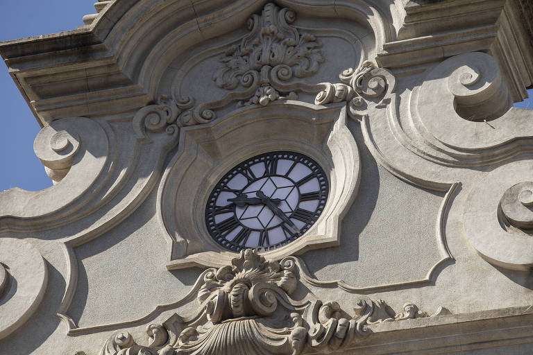 Foto mostra relógio da fachada do prédio da faculdade de Direito da USP no Largo São Francisco