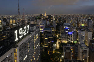 ***Especial Aniversario da Cidade de Sao Paulo. 468 anos. Relogios iconicos da cidade de Sao Paulo: relogio digital localizado no topo do edificio do Conjunto Nacional na av Paulista