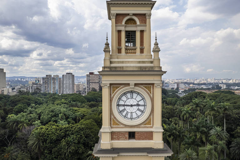Vista aérea da torre do relógio da estação da Luz, o prédio histórico, do início do século 20, teve seu relógio atual instalado em 1952