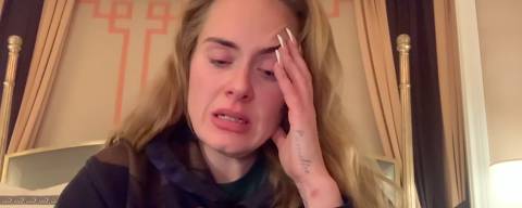 Adele chora ao comunicar cancelamento de shows por causa da Covid