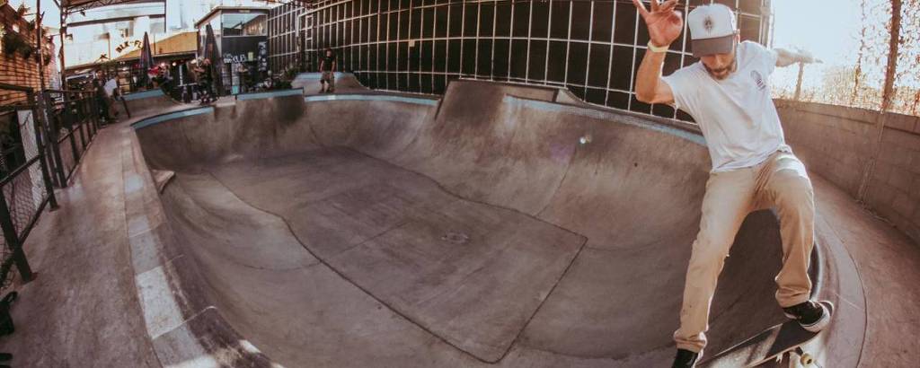 Pista da LayBack Park, em Pinheiros, que tem parque gastronômico, aulas de skate e estúdio de tatuagem