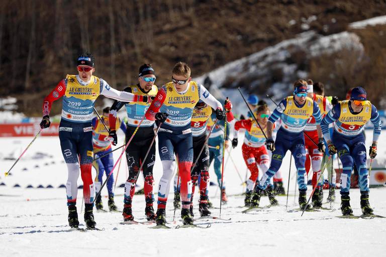 Vários esquiadores manejam seus bastões