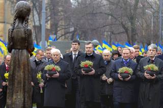 Ukraine's President Viktor Yanukovich and former Presidents Leonid Kravchuk, Leonid Kuchma and Viktor Yushchenko take part in a commemoration ceremony for Holodomor victims in Kiev