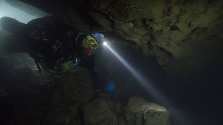 mergulhador em caverna subaquática