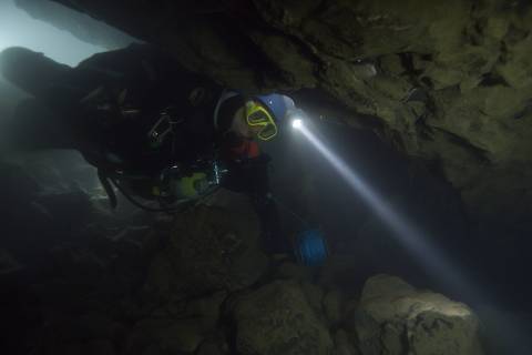 Cena do documentário 'The Rescue' (2021), dirigido por Jimmy Chin e Elizabeth Chai Vasarhelyi, sobre o o resgate de um time de futebol juvenil de uma caverna subaquática na Tailândia em 2018