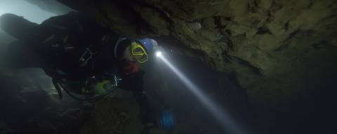 Cena do documentário 'The Rescue' (2021), dirigido por Jimmy Chin e Elizabeth Chai Vasarhelyi, sobre o o resgate de um time de futebol juvenil de uma caverna subaquática na Tailândia em 2018