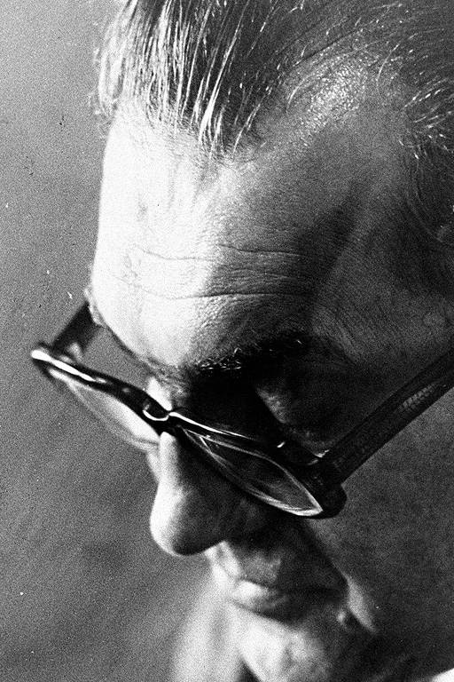 Foto em preto e branco de Raymundo Faoro, mostra apenas o rosto dele, em preto e branco, de óculos