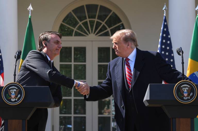 Presidente Jair Bolsonaro cumprimenta o então presidente dos EUA, Donald Trump, durante coletiva de imprensa na Casa Branca, em Washington