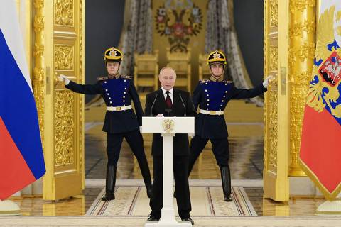 TOPSHOT - Russian President Vladimir Putin (C) delivers a speech during a ceremony to receive credentials from newly-appointed foreign ambassadors at the Kremlin's Alexander Hall in Moscow, on December 1, 2021. (Photo by Grigory SYSOYEV / SPUTNIK / AFP) ORG XMIT: 67143dad0fc9c389