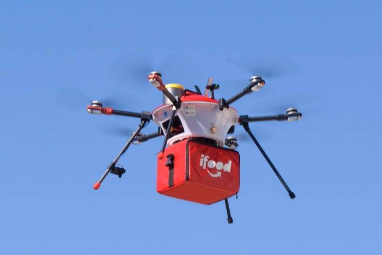 Drone leva caixa de delivery do iFood