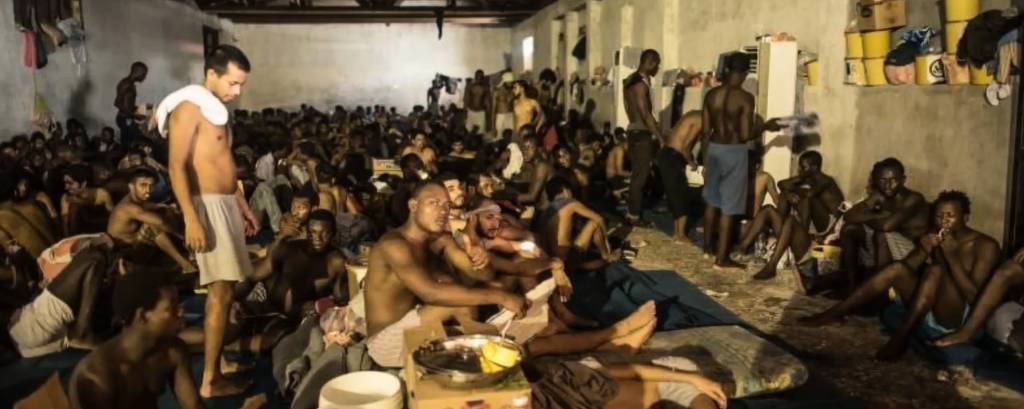 Detidos em cela da prisão Tariq Al-Sikka, em Trípoli, lugar onde inúmeros relatórios documentaram crimes contra milhares de migrantes detidos