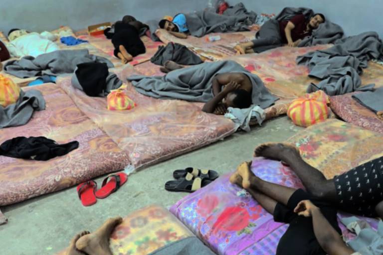 Detidos no presídio Tariq al-Sikka, em Trípoli, na Líbia dormem no chão de cela