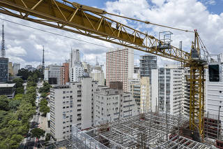 ***Especial Aniversario da Cidade de Sao Paulo. 468 anos. Verticalizacao da cidade. Vista de construcao de edificios na Av Reboucas  na altura da Alameda Tiete