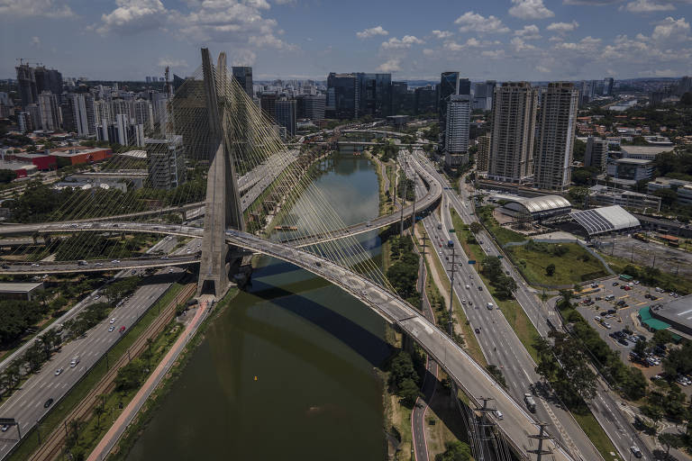 O rio Pinheiros perto da ponte Estaiada, na zona sul de São Paulo, com ciclovia em ambas as margens 