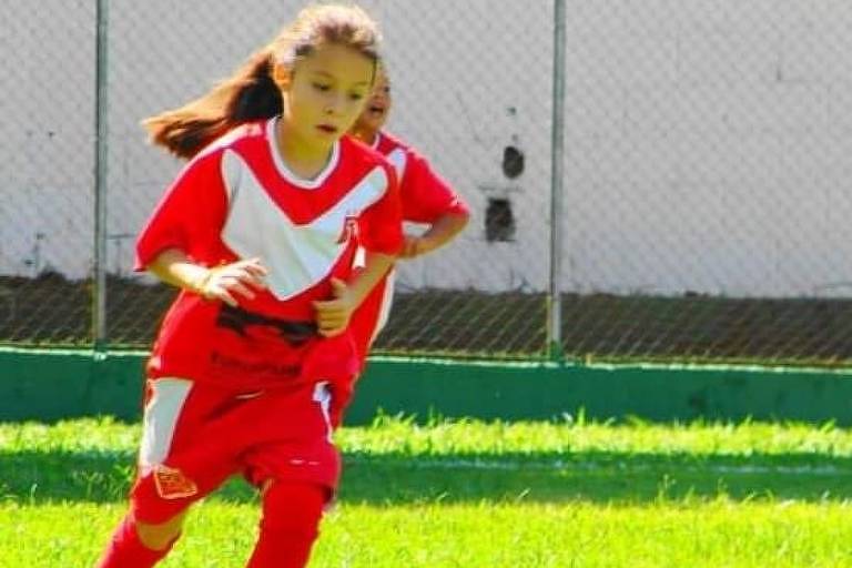 Menina de 8 anos é impedida de jogar torneio de futsal, e mãe