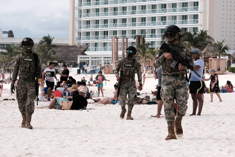 Integrantes da Marinha mexicana fazem patrulha em praia de resort na zona turística de Cancún, como parte do plano de segurança elaborado pelo governo local