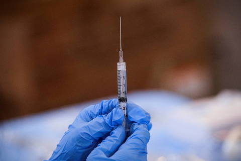 Vacinas têm alta eficácia contra casos graves de ômicron, mostram dados dos EUA