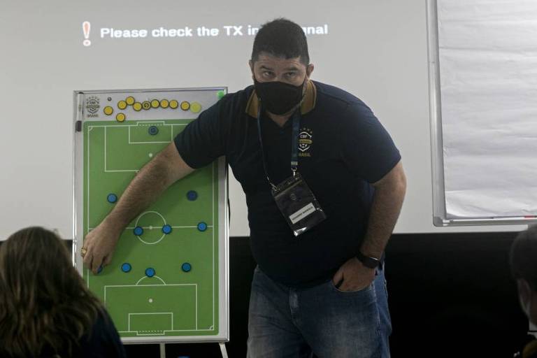 Técnico Eduardo Barroca demonstra esquema tático em curso de treinadores da CBF, a CBF Academy