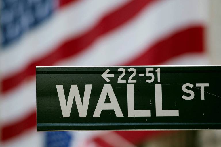 Placa de rua sinaliza a rua Wall Street, no distrito financeiro de Nova York, nos Estados Unidos