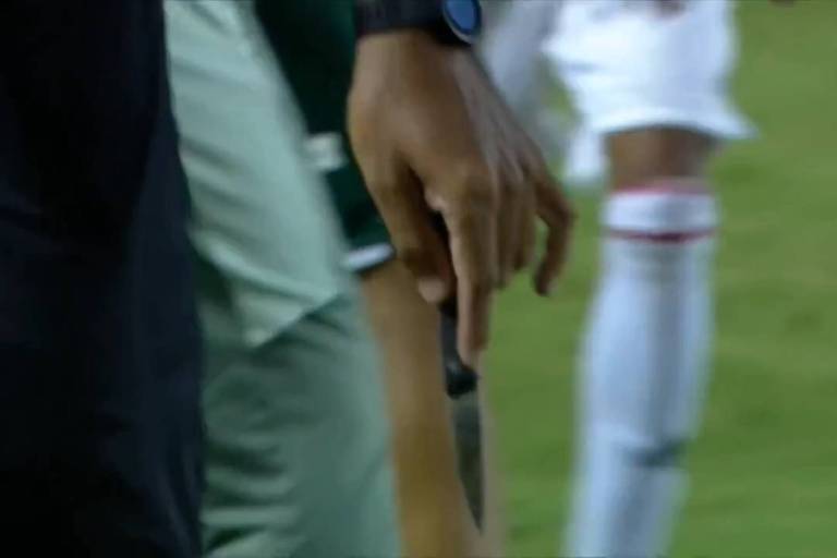Árbitro exibe faca recolhida no gramado em partida São Paulo x Palmeiras da Copa São Paulo de juniores